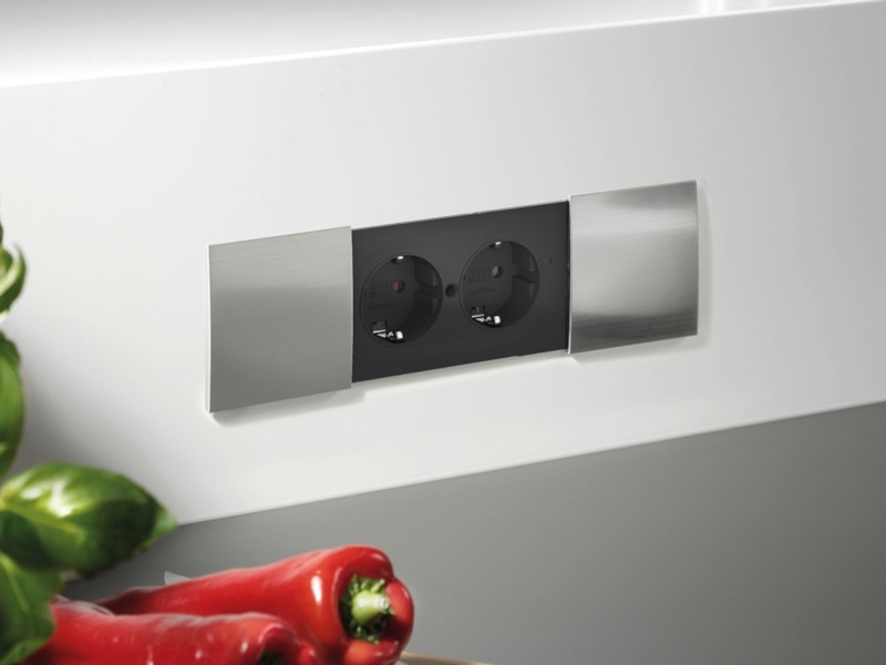 Bachmann DUE zweifach Unterputz Steckdose schwarz (929.010) Anwendung (Deckel nicht enthalten) Bachmann DUE zweifach Unterputz Steckdose schwarz (929.010) Anwendung (Deckel nicht enthalten)