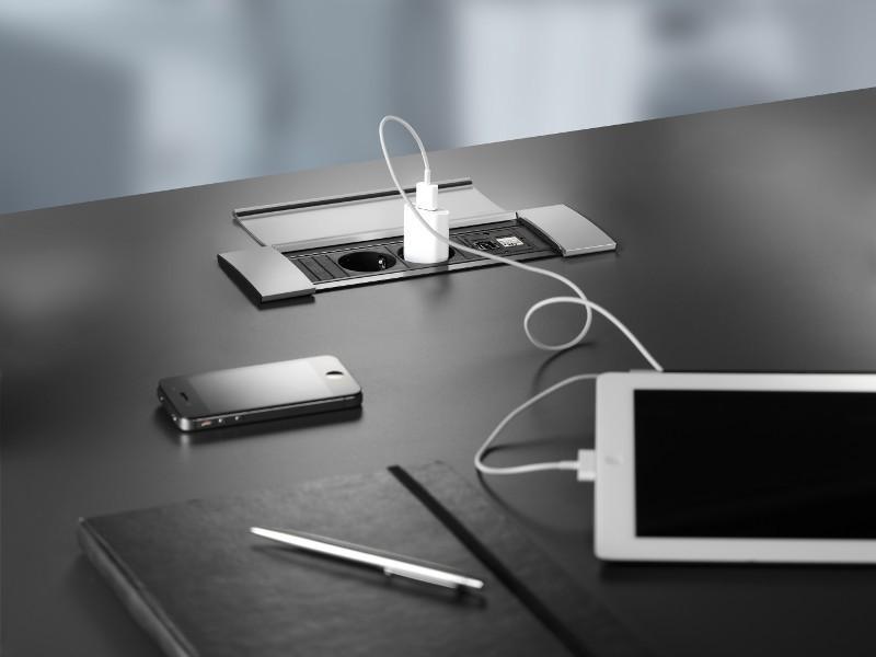 Bachmann Power Frame 4-fach 2x Steckdose USB Charger 1x CM (916.0514) cover offen Bachmann Power Frame 4-fach 2x Steckdose USB Charger 1x CM (916.0514) cover offen