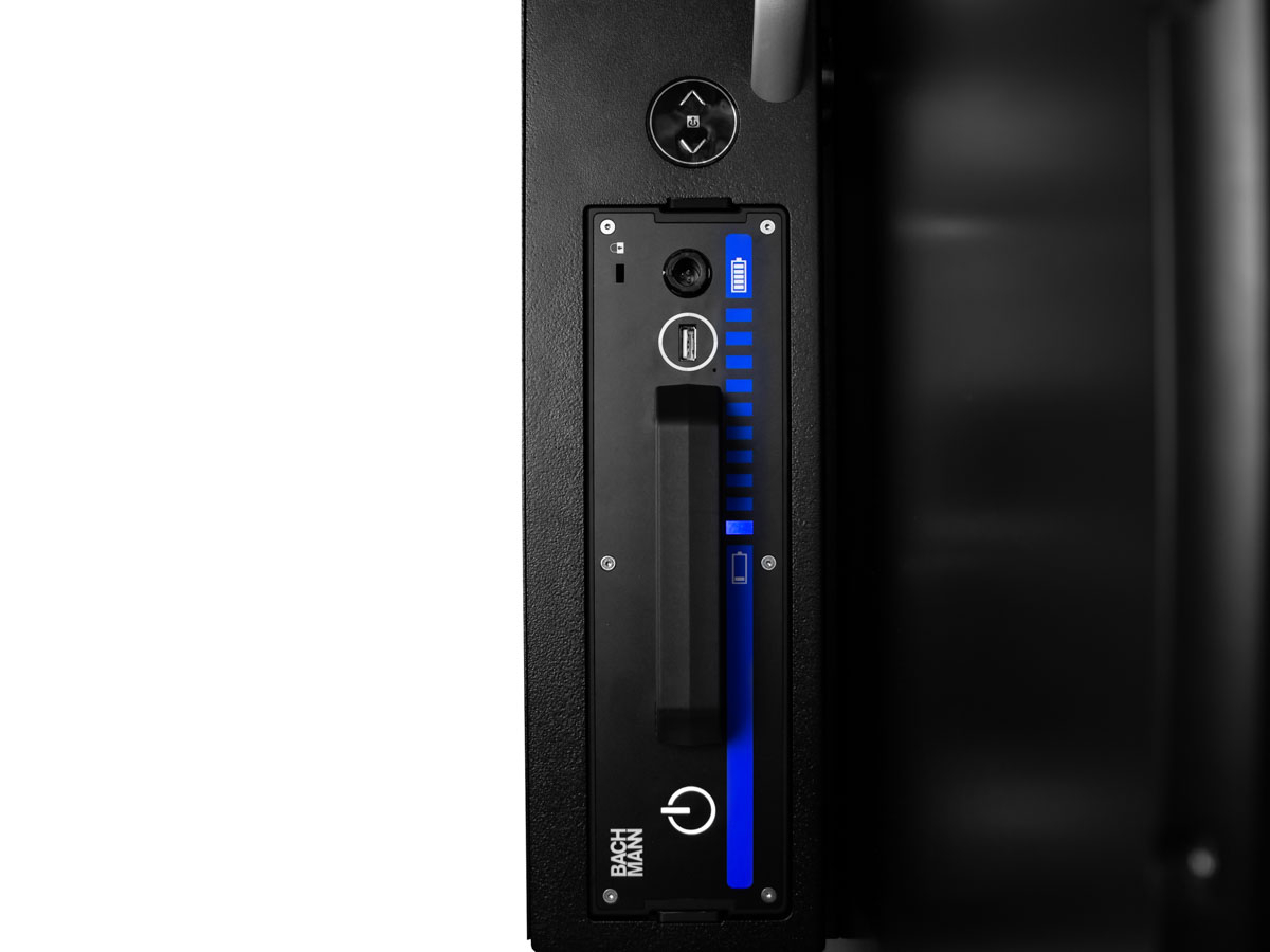 Bachmann Autarker Monitor mit Trolley Digital Signage, schwarz (701.0003) Inkl. Batterie