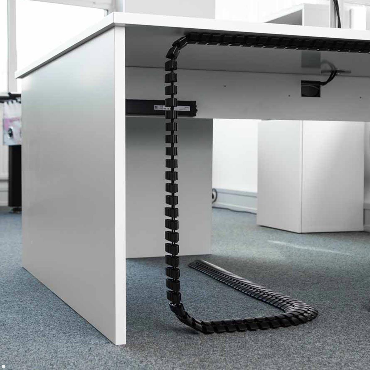 Bachmann Kabelschlange PRO Set mit Easy-Desk-3G-Halterung, schwarz (003.057B) Anwendungsbeispiel Schriebtisch Bachmann Kabelschlange PRO Set mit Easy-Desk-3G-Halterung, schwarz (003.057B) Anwendungsbeispiel Schriebtisch