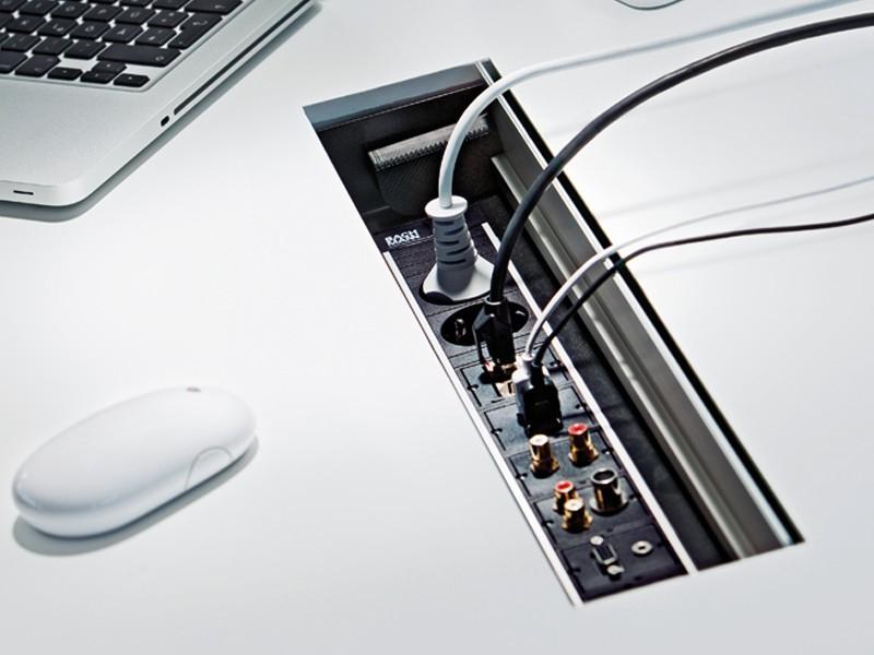 Bachmann CONFERENCE / TOP FRAME 4-fach 2x Steckdose, 1x CM, 1x USB (909.0056) Einbausteckdose Bachmann CONFERENCE / TOP FRAME 4-fach 2x Steckdose, 1x CM, 1x USB (909.0056) Einbausteckdose