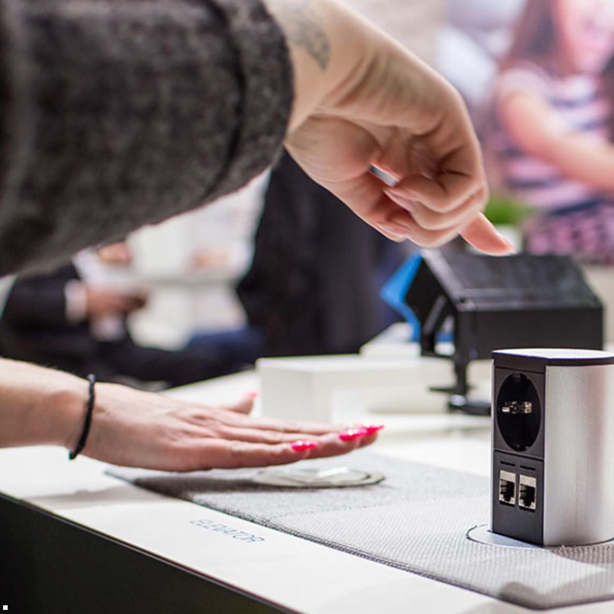 Bachmann ELEVATOR versenkbare Steckdose mit 2x CAT6A (928.0040), versenkbar per Fingedruck Bachmann ELEVATOR versenkbare Steckdose mit 2x CAT6A (928.0040), versenkbar per Fingedruck