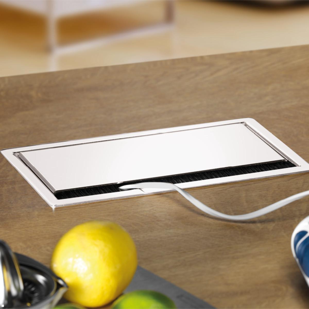 Bachmann CONI Modulträger 3-fach 2x Steckdose 1x USB-Charger A/C (912.233), geschlossener Einbaurahmen (nicht enthalten) Bachmann CONI Modulträger 3-fach 2x Steckdose 1x USB-Charger A/C (912.233), geschlossener Einbaurahmen (nicht enthalten)